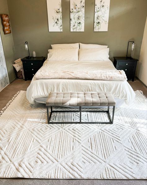 White Rug Under Bed, Minimalist Rug Bedroom, Textured Carpet Bedroom, Bedroom With Rug Under Bed, Rug Under Bed On Carpet, Large Rugs Bedroom, Big Rugs Bedroom, Under Bed Carpet, Bed With Rug Underneath