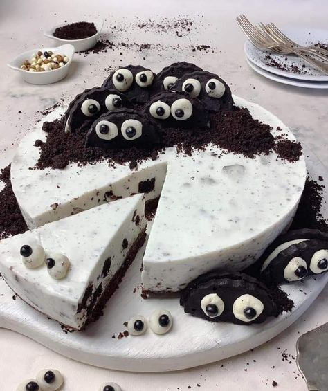 Halloween Oreo Cheesecake, Halloween Cheesecake Ideas, Halloween Tarts, Postres Halloween Ideas, Festival Desserts, Comidas Halloween, Halloween Cakes Diy, Haloween Cakes, Food Polls