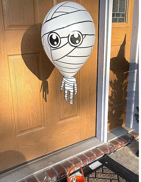 Cute halloween craft idea for kids! Balloon mummy, black cat, and cute witch easy Halloween craft for kids. Black Balloons Halloween, Halloween Balloon Pop Game, You've Been Booed Free Printable, Halloween Craft Idea, Bucket Crafts, Easy Halloween Craft, Balloon Face, Been Booed, Halloween Balloon