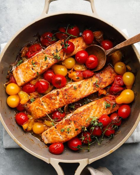 One Pan Seared Salmon with Burst Cherry Tomatoes | Lindsey Eats Cherry Tomato Salmon Recipes, Salmon With Tomatoes, Salmon Tomato, Burst Cherry Tomatoes, Salmon Recipe Pan, Salmon Recipes Pan Seared, Cherry Tomato Recipes, Keto Salmon, Tomato Recipe