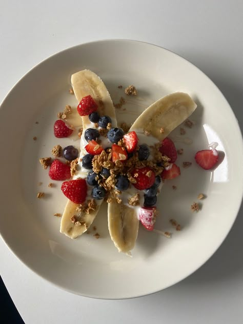 Healthy Breakfast Pictures, Banana Split Aesthetic, Healthy Breakfast Omelet, Healthy Snacks Aesthetic, Banana Split Breakfast, Breakfast Banana Split, Healthy Banana Split, Banana Splits, Healthy Banana