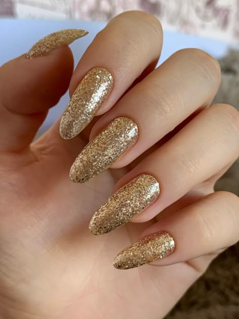 Golden Sparkle Nails, Gold Nails Sparkly, Gold Sparkly Nails, Gold Sparkle Nails, Neal Art, Gold Acrylic Nails, Silver Nail Art, Golden Nails, Graduation Nails