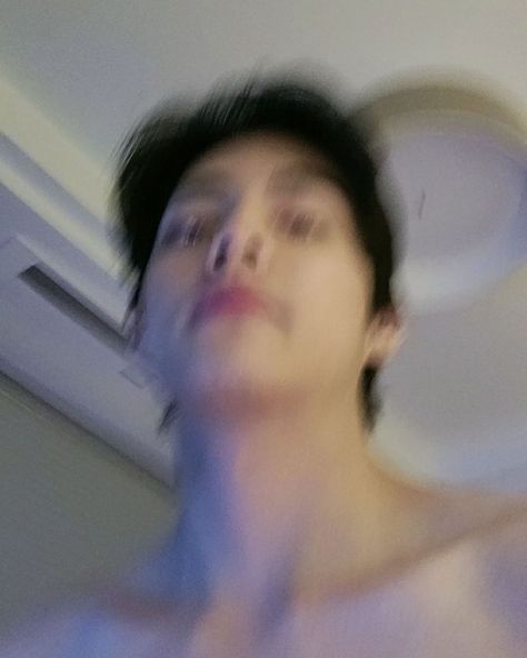 BTS⁷ TAEHYUNG ; 뷔 ◡̈ on Instagram: “TAEHYUNG ACTUALLY POSTED A SELCA, A BLURRY ONE INFACT 🥺 TRULY THE KING OF BLURRY SELCAS — 200320 BTS Official Weverse update” Kim Taehyung Selca, Taehyung Selca, V Bts Wallpaper, Taehyung Photoshoot, Kim Taehyung Wallpaper, Fan Fiction, Daegu, V Taehyung, Foto Bts