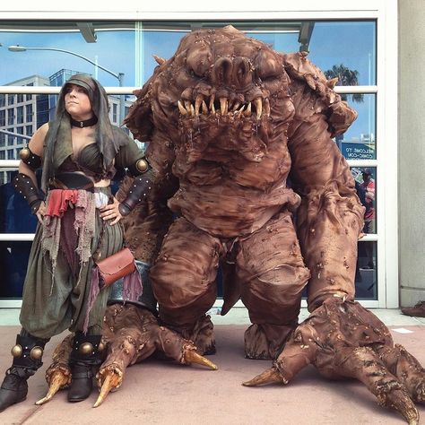 Animator Creates a Giant Realistic Star Wars Rancor Costume for Comic-Con 2016 Star Wars Rancor, Realistic Costumes, Jeremy Fisher, Monster Costumes, Special Effects Makeup, Costume Mask, Beautiful Photography, Digital Photography, Cosplay Costumes