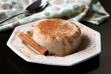 Templeque puertorriqueno (temblar means to shake) is a delicious wobbly coconut pudding from Puerto Rico that has a jelly-like consistency. Tembleque Puerto Rico, Tembleque Recipe, Puerto Rican Bread Pudding, Puerto Rican Bread, Puerto Rican Breakfast, Supper Club Ideas, Puerto Rico Recipes, Recipes For Baking, Hispanic Recipes