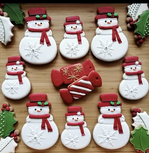 Snow Man Cookies, Easy Christmas Treats To Make, Biscuits Noel, Christmas Icing, Marshmallow Snowmen, Dip Appetizers, Decorating Sugar Cookies, Christmas Treats To Make, Christmas Wreath Cookies