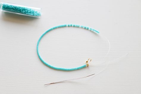 How To Make Seed Bracelets, Seed Bracelets Diy, Diy Small Beaded Bracelets, Ideas For Seed Beads, How To Make Beaded Anklets, Tiny Bead Bracelet Tutorial, Finishing Beaded Bracelet, How To Tie Seed Bead Bracelets, Single Strand Seed Bead Bracelets