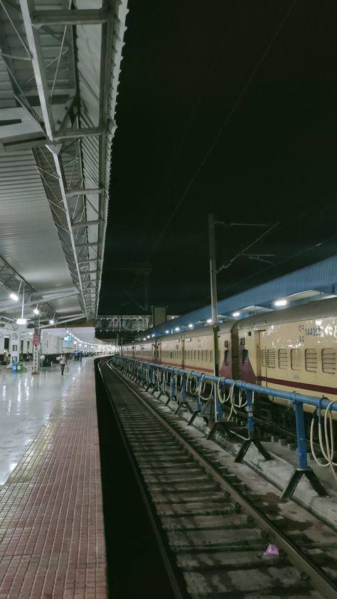 Kochi Railway Station, Night Railway Station Snap, Station Snap, Walking Pictures, Random Snaps, Easy Rangoli Designs Videos, Travel Aesthetics, Full Hd Photo, Iphone Dynamic Wallpaper