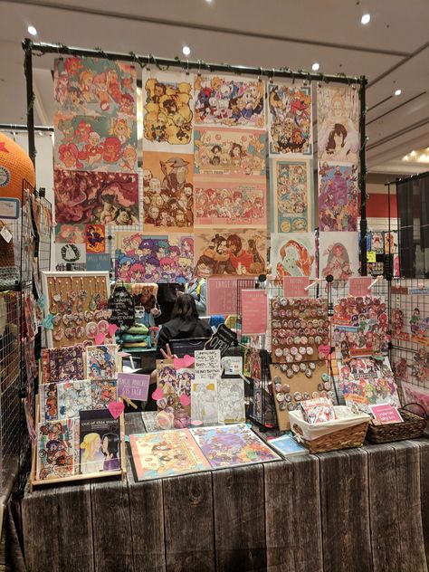 Cute Craft Booth Set Up, Art Stand Ideas, Art Print Display Ideas, Convention Table Display, Print Display Ideas, Convention Setup, Art Booth Display, Artist Alley Display Ideas, Artist Alley Display