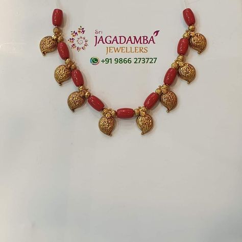 Coral Jewelry Set, Antique Necklaces Design, Black Beads Mangalsutra Design, Pearl Jewelry Design, Gold Jewelry Simple Necklace, Beautiful Gold Necklaces, Gold Necklace Indian Bridal Jewelry, Pearl Necklace Designs, Jewelry Set Design