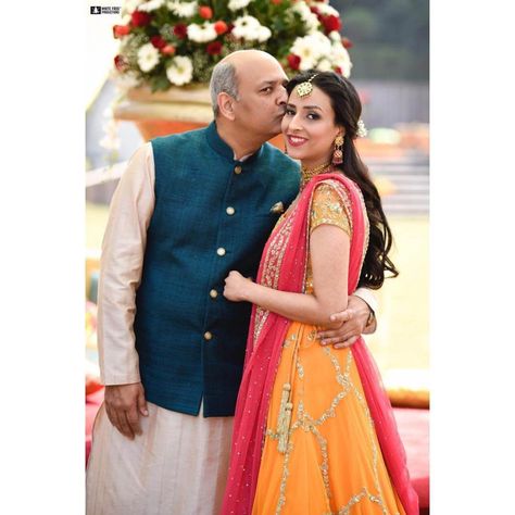 Father Daughter Poses, Father Of The Bride Attire, Wedding Outfits Indian, Father Of The Bride Outfit, Poses Unique, Daughter Photo Ideas, Unique Poses, Father Daughter Photography, Sangeet Outfit