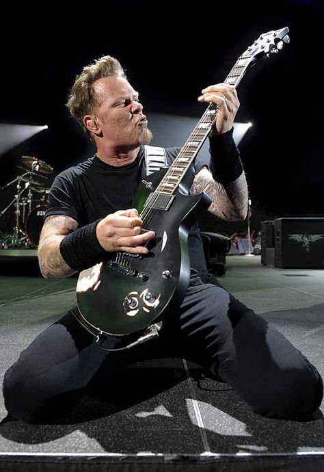 James Hetfield James Hetfield Playing Guitar, Metallica Guitar, James Metallica, Metallica Art, Jason Newsted, Robert Trujillo, Cliff Burton, Pose Fotografi, James Hetfield