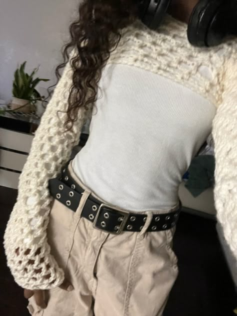 Open Knit Cropped Sweater, Ultra Cropped Sweater Outfit, Y2k Shrug Crochet, Fishnet Shrug Outfit, How To Style A Shrug Sweater, Styling A Shrug, Cargo Pants With Belt Outfit, Knitted Shrug Outfit, Cropped Shrug Outfit