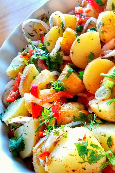 A bowl of potato salad made with new potatoes, onion and chopped red capsicum peppers. Fresh, chopped parsley topes the salad. Turkish Potatoes, Turkish Baked Potato, Persian Potato Salad, Turkish Potato Salad, Turkish Salad Recipes, Greek Potato Salad No Mayo, Meze Recipes, Turkish Salad, Potato Salad Dressing