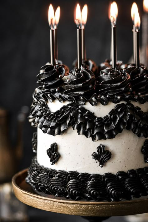 Gothic Cake Birthday, Cake Black And White, Dark Cake, Gothic Bday Cake, Vintage Cake Ideas, Black And White Cake Ideas, Gothic Cakes, Pastel Vintage, Gothic Birthday