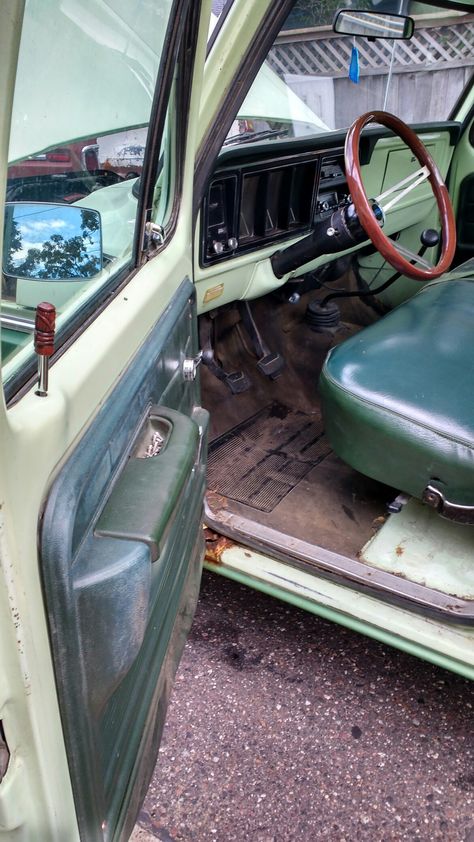 15" wood steering wheel, tiki door locks, green 1973 f100 Ford old truck Old Truck, Old Pickup, Inside Decor, Old Pickup Trucks, Farm Trucks, Old Fords, Truck Interior, Vintage Truck, Ford Truck