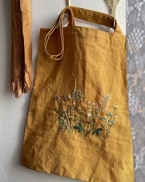 Embroidery Stitches Beginner, Linen Tote Bag, Textile Art Embroidery, Embroidered Tote Bag, Embroidered Tote, Embroidery Bags, Hand Embroidery Flowers, 자수 디자인, Embroidered Linen