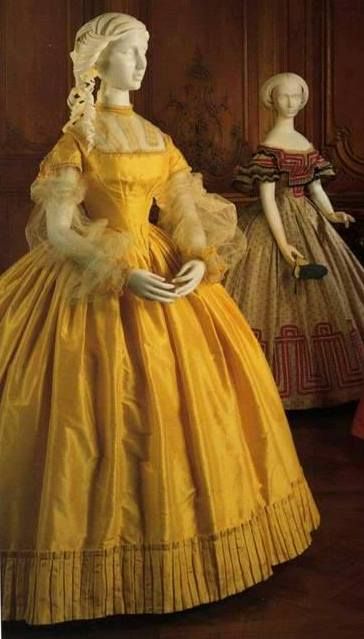 Yellow silk taffeta evening dress with silk net underbodice, 1860-1862. Cincinnati Museum of Art. Historical Gowns, 1860 Fashion, 19th Century Clothing, Royal Clothing, 19th Century Fashion, Old Dresses, Yellow Silk, Century Clothing, Vintage Gowns