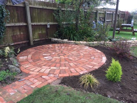 Small Brick Patio Ideas, Easy Brick Patio Diy, Round Brick Patio, Brick Circle, Brick Circle Patio, Brick Patio, Brick Circles Garden Design, Circular Brick Patio, Antique Brick Patio