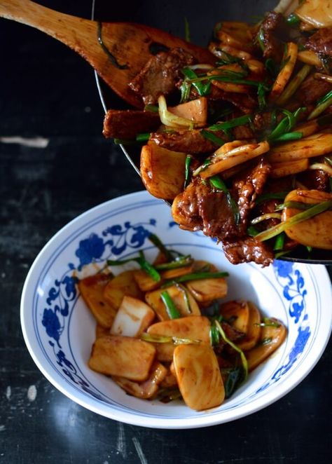 Steak and Scallion Rice Cake Stir-Fry by thewoksoflife.com Tikoy Recipe, Chinese Rice Cake, Scallion Rice, American Rice, Flavor Rice, Filipino Rice, Dessert Rice, Yema Cake, Tteokbokki Recipe