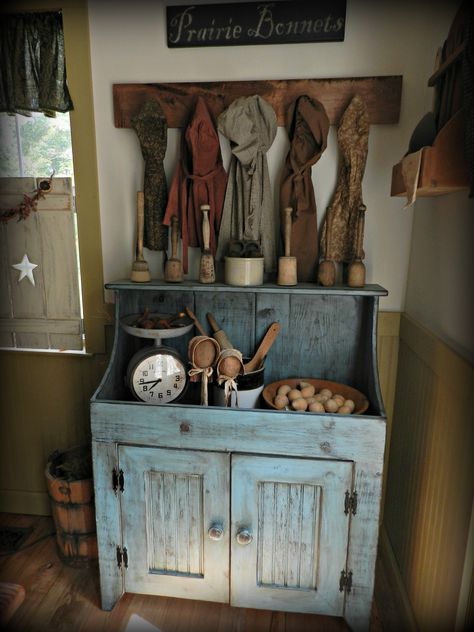 Love the simplicity Sink In Bedroom, Primitive Homes Interiors, Primitive Dry Sink, Antique Dry Sink, Primitive Decor Ideas, Early American Decor, Primitive Cabinets, Primitive Cupboards, Primative Decor