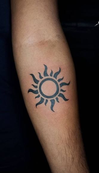 A Sun Tattoo, Sun Tattoo Meaning, Simple Sun Tattoo, Back Tattoos For Guys Upper, Henna Tattoo Designs Arm, Mens Body Tattoos, Sunshine Tattoo, Sun Tattoo Designs, Armband Tattoo Design