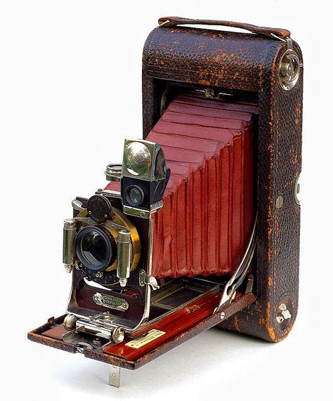 This is what your "pocket" camera would look like in the 1920s! #camera #Kodak #1920s Old Fashioned Camera, Fotocamere Vintage, Dslr Photography Tips, Camera Collection, Pocket Camera, Antique Cameras, Old Cameras, Classic Camera, Retro Camera