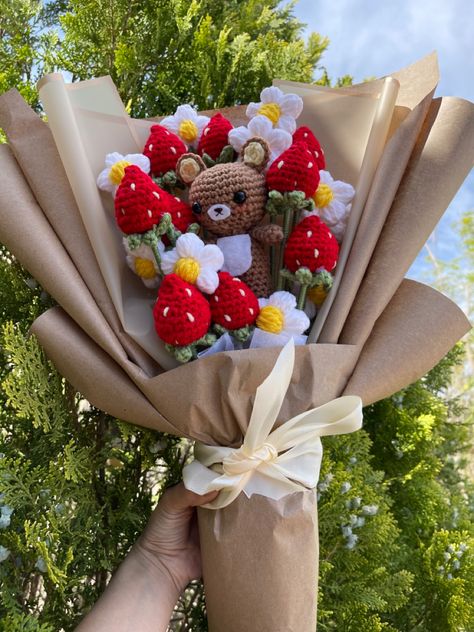 Sanrio Crochet Bouquet, Strawberry Crochet Bouquet, Crochet Rilakkuma, Sanrio Rilakkuma, Bouquet Crochet, Flower Boquet, Easy Crochet Hat, Crochet Fairy, Crochet Strawberry