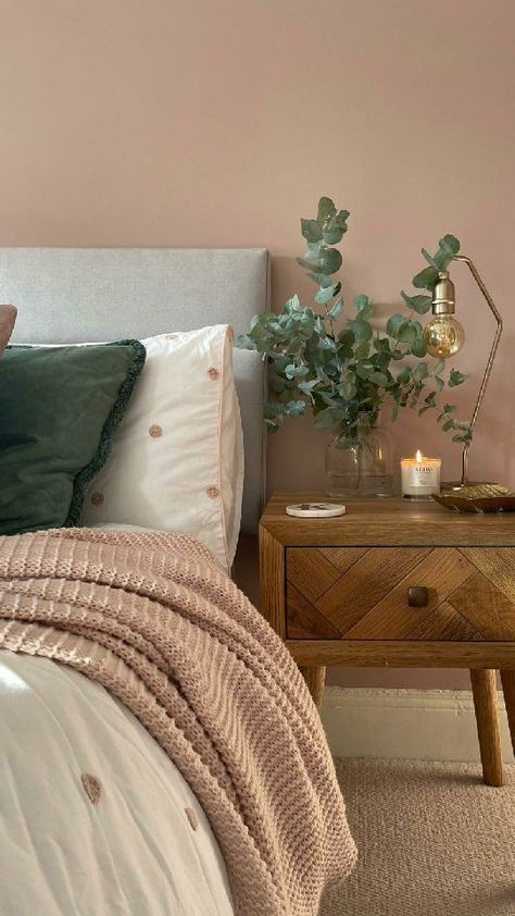 Sage Pink Bedroom Ideas, Bedroom Colors Behr, Sage And Pink Bedroom, Dusty Pink Bedroom Ideas, Dusky Pink Bedroom, Pink Green Bedrooms, Calming Bedroom Colors, Dusty Pink Bedroom, Spring Home Decor Ideas