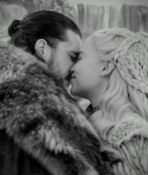 Jon snow and Daenerys targaryen Daenerys Targaryen And Jon Snow, Jon Snow Aesthetic, Dany And Jon, Kit And Emilia, Daenerys And Jon, Jon Snow And Daenerys, John Snow, Got Game Of Thrones, King In The North