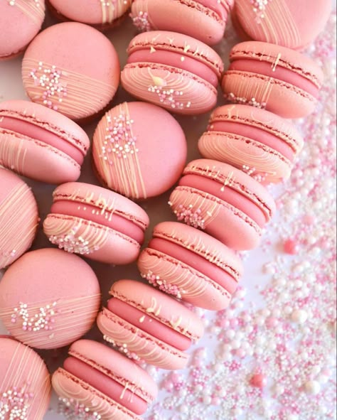 Pastel Pink Macarons, Macroon Cake Aesthetic, Pink Aesthetic Sweets, Pretty Macarons Aesthetic, Pink And White Macarons, Pink Macaron Cake, Macrons Design, Pink Macrons, Pink Macarons Aesthetic