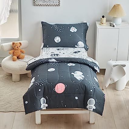 Astronaut Planet Rocket Print on Black, Includes Comforter, Flat Sheet, Fitted Sheet & Pillowcase. Made of 100% brushed microfiber.Super soft, breathable and great for all seasons. It creates a comforting and calming sleep environment to help kids get the rest they need. Toddler Comforter, Space Themed Bedroom, Toddler Girl Room, Toddler Bedding, Toddler Bed Set, Delta Children, Boys Bedrooms, Space Theme, Toddler Room