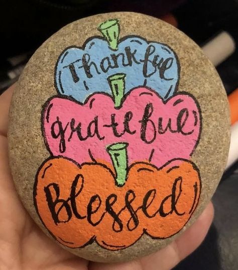 Thankful Painted Rocks, Thank You Painted Rocks Ideas, Thanksgiving Rock Painting Ideas, Thanksgiving Painted Rocks, Thanksgiving Rocks, Fall Rocks, Neat Gift Ideas, Christmas Rocks, Christian Fall