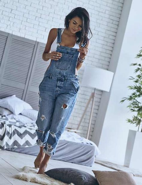 Jean Overall Outfits, Denim Overalls Outfit, Moda Denim, Overall Outfit, Overalls Outfit, Denim Outfits, Mode Casual, Overalls Women, Denim Jackets