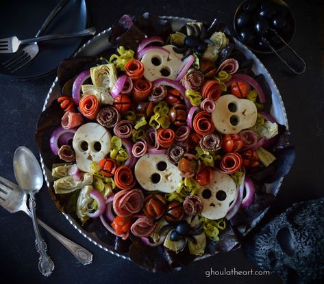 Mozzarella Skulls, Halloween Salad, Marinated Mozzarella, Pasteles Halloween, Butter Lettuce, Spooky Food, Halloween Party Dinner, Halloween Dinner, Halloween Snacks