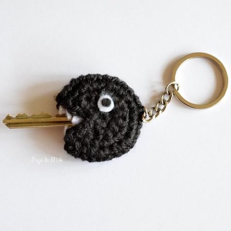 Small Crochet Charms, Nerdy Amigurumi, Crochet Keyrings, Crochet Key Cover, Chain Chomp, Keychain Crochet, Crochet Chain, Crochet Keychain Pattern, Crochet Simple