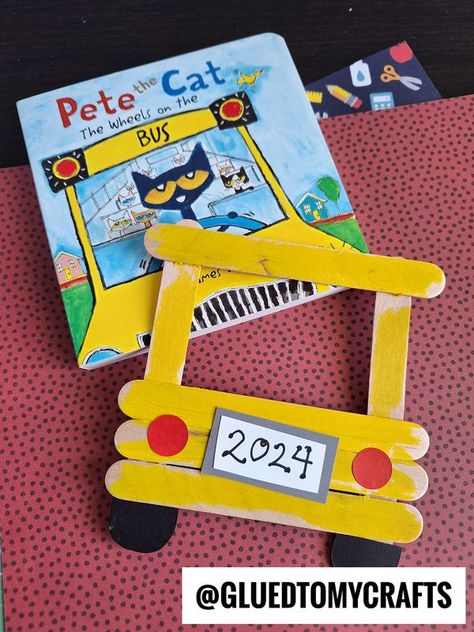 Glued to My Crafts School Bus Picture Frame, Photo Ornament Craft, School Bus Photo, School Bus Art, Bus Picture, School Bus Pictures, Trains Preschool, School Bus Crafts, Back To School Crafts For Kids