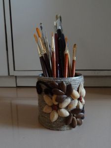 handmade pen stand Cardboard Organizer, Craft From Waste Material, Diy Room Decor Videos, Spool Crafts, Quilling Work, Painted Pots Diy, Pen Stand, Tin Can Crafts, Diy Bottle Crafts