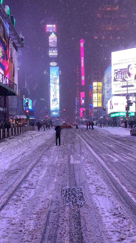 New York Snow Wallpaper, New York Christmas Video, Nova York City, Nyc Snow Aesthetic, Nyc In Christmas, New York Night Aesthetic, Times Square Winter, Snowing In New York, Snow In New York City