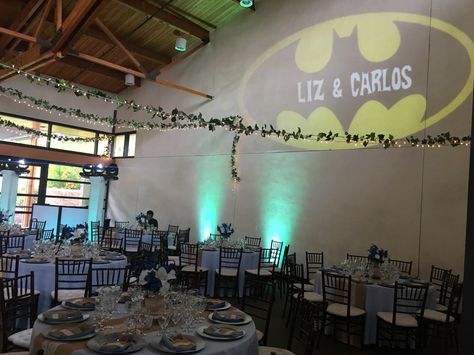 This engaged couples' coincidental Batman themed wedding today. Batman Wedding Centerpieces, Batman Wedding Theme, Catwoman Wedding, Glass Bottles Wedding, Wedding Table Decorations Blue, Harley Wedding, Diy Wedding Food, Batman Wedding, Geek Party