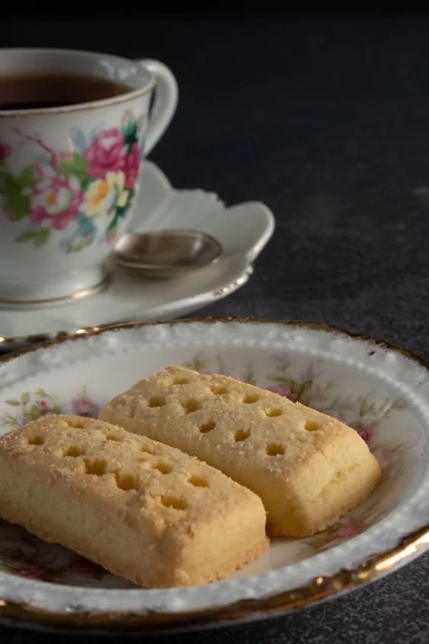 · Print RecipeThese Buckingham Palace Shortbread Cookies are rich, tender, and buttery. They were among the late Queen Elizabeth’s favorite sweets for her afternoon tea. This recipe is from the Buckingham Palance Pastry Chef, John Higgins.Thank you for reading this post, don't forget to subscribe! The cookies are lovely for bridal or baby showers, Mother’s Day, Christmas, or tea parties. They’re also delicious with a hot cup of tea or your morning coffee.What Are Shortbread Cookies?S… Eet Sum More Biscuits Recipe, Shortbread Fingers, Mexican Hot Chocolate Cookies, Caramel Chocolate Chip Cookies, Biscuits Cookies, Chef John, Hot Chocolate Cookies, Soft Chocolate Chip Cookies, Chocolate Crinkles