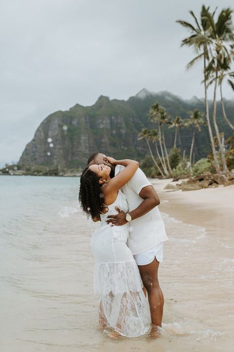 Beach Engagement Photoshoot Black Couple, Engagement Photos Tropical, Beach Engagement Photos Black Couples, Hawaii Couples Photoshoot, Engagement Photoshoot Ideas Beach, Dr Photoshoot, Beach Fotos, Engagement Photo Shoot Beach, Beach Wedding Black