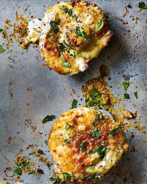 These baked Boursin mushrooms would make an easy vegetarian starter or light lunch served with a crisp green salad. Light Starters Appetizers, Easy Vegetarian Starters, Vegetable Starters Appetizers, Light Starters Recipes, Boursin Mushrooms, Dinner Party Vegetarian, Easy Starters Recipes, Starters Recipes Vegetarian, Christmas Starter Recipes