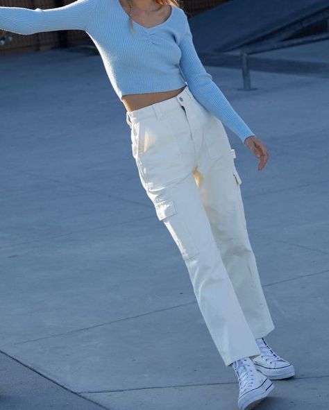 Blue Converse Outfit, White Cargo Pants Outfit, White Converse High Tops, Blue Top Outfit, Blue Pants Outfit, High Tops Outfit, White Converse Outfits, High Waisted Jeans Outfit, White High Waisted Jeans