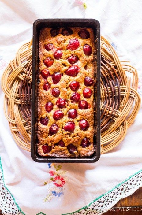 Cherry Almond Loaf, Cherry Almond Cake, Berry Banana Bread, Thermomix Cakes, Berry Cake Recipe, Cherry And Almond Cake, Cherry Cake Recipe, Snacking Cake, Moist Cake Recipe