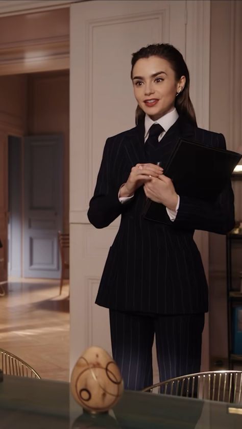 Very Smart, Lily Collins in Suit and Tie. Mens Tie Women Outfit, White Shirt And Tie Outfit Women, Suit And Tie For Women, Women Ties Outfit, Tie Women Outfit, Shirt And Tie Outfits, Women Suit And Tie, Women With Ties, Women In Ties