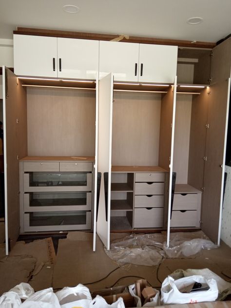 5 Feet Wardrobe Design, Wardrobe Inside Design Storage Indian, Inside Cupboard Ideas Bedroom, Wardrobe Organisation Ideas Indian, Small Bedroom Cupboards, Wardrobe Inside Design, Internal Partition, Wardrobe Laminate Design, Bedroom Revamp