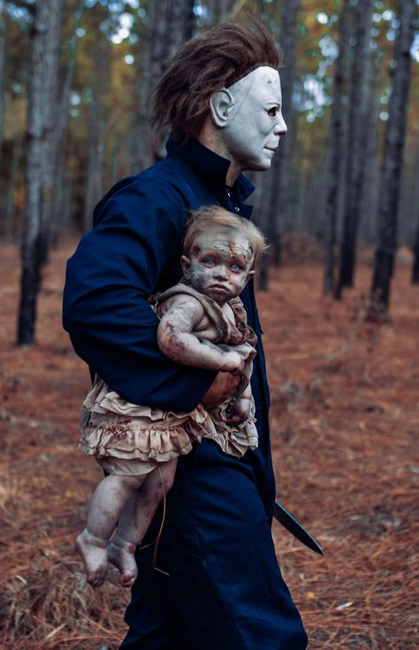 Mom Turns Her Baby Into A Zombie For A Horror Photoshoot And The Kid Absolutely Nails It Zombie Mom, Baby Zombie, Zombie Photo, Sarcastic People, Terrifying Halloween, Zombie Lover, Horror Photoshoot, Halloween Bedroom Decor, Horror Photography