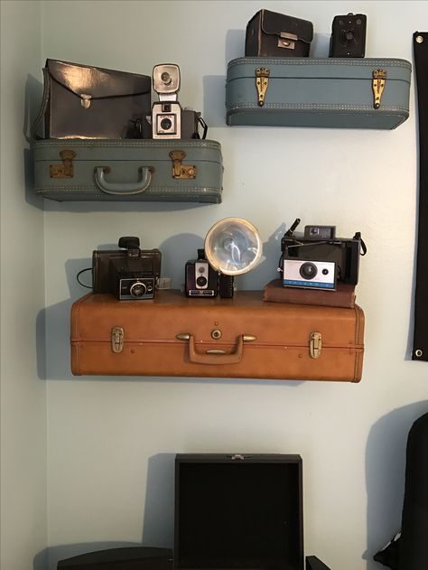 Vintage suitcase shelfs with camera collection display Film Camera Display Ideas, Vintage Camera Collection Display, Vintage Camera Decor Ideas, Camera Wall Display, Display Vintage Cameras, Camera Home Decor, Vintage Office Paint Colors, Vintage Room Diy Decor Ideas, Vintage Camera Display Ideas