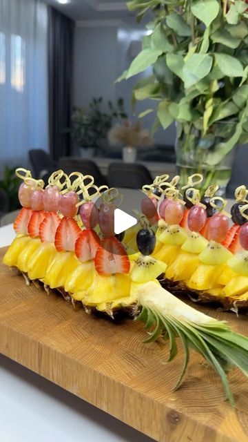 Fruit In A Stick, Fruits Ideas For Party, Fruits Party Ideas, Christmas Fruit Kabobs, Fruit Table Decorations, Vegetable Tray Display, Fruit Display Ideas For Party, Fruit On A Stick, Fruit Presentation